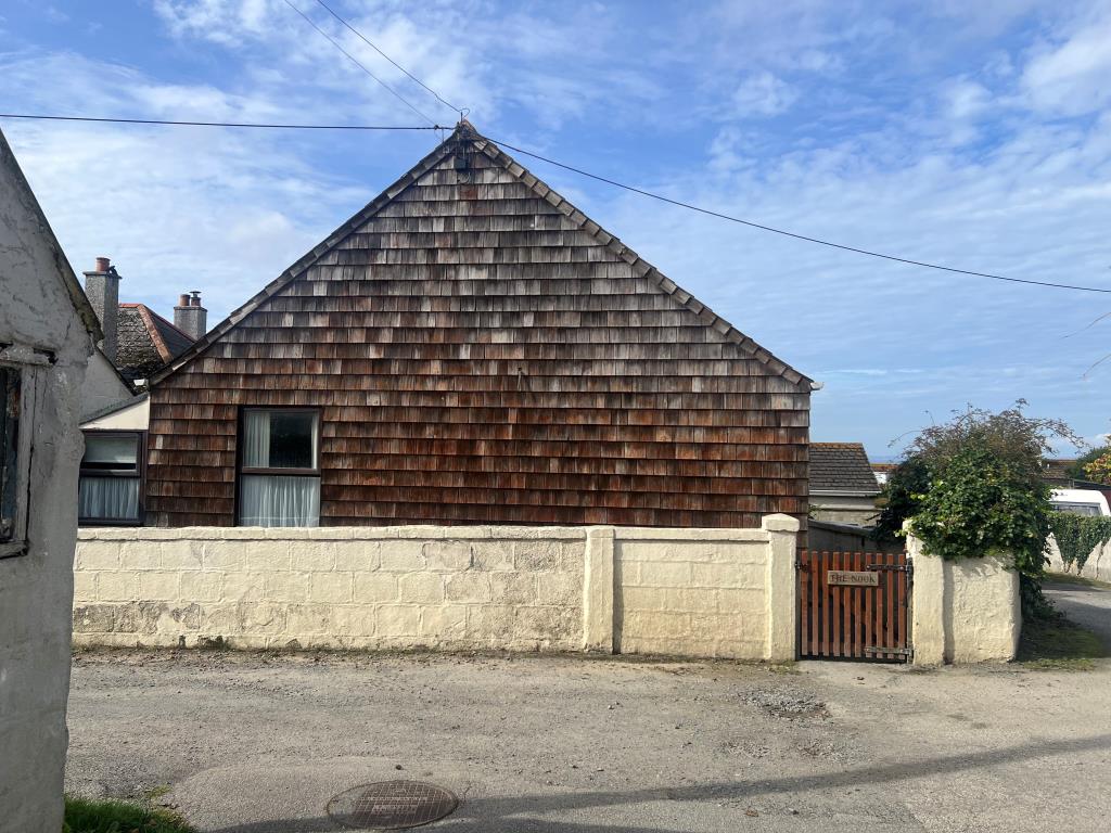 Lot: 114 - DETACHED CHALET STYLE BUNGALOW ON GOOD SIZE PLOT - Front elevation with drive to side